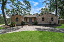 Houston 6BR Near IAH w/ Pool & BBQ