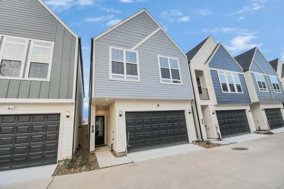 DC Townhouse w/ King Bed• Near Downtown• Sleeps 14 - Image 1