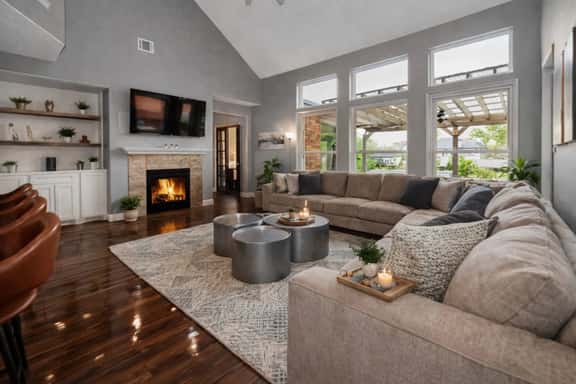 SG Lakefront Villa w/ King Beds Heated Pool & Spa - Image 1