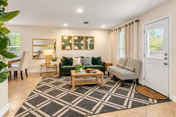 Cape Cottage Retreat in Spring | Near Expressway - Image 1