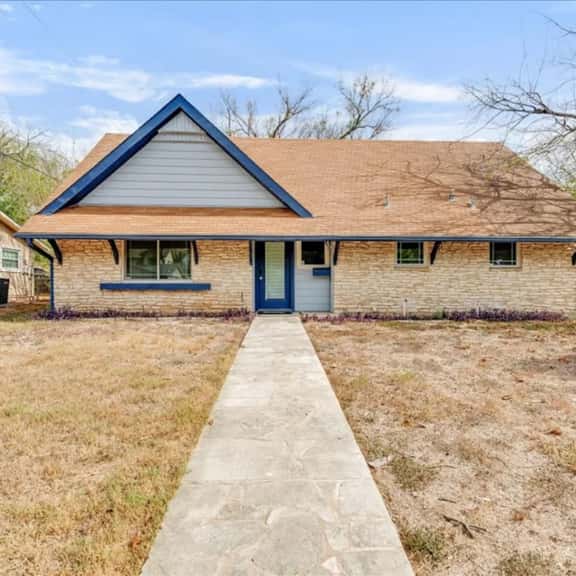 North Austin King Bed with Hot Tub | City Center - Image 1