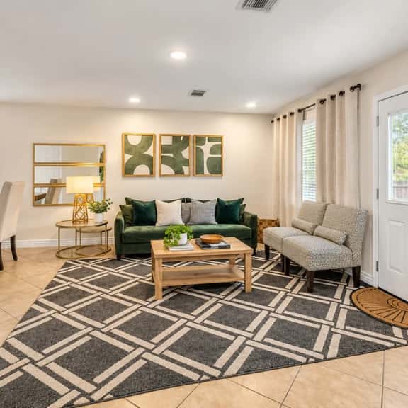 Cape Cottage Retreat in Spring | Near Expressway - Image 1