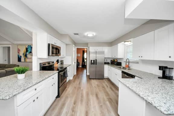Houston 6BR Near IAH w/ Pool & BBQ
