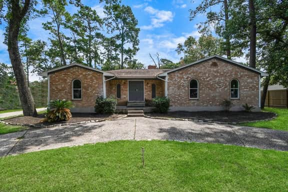 Houston 6BR Near IAH w/ Pool & BBQ