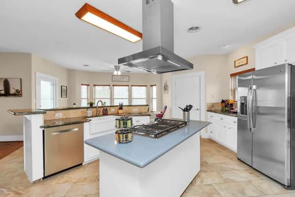 Luxe 6BR Lakehouse w/ Fishing | Near IAH