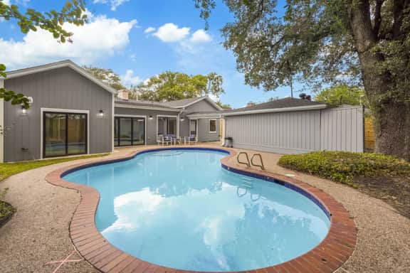 Prime Houston Getaway w/ Pool – Near Downtown