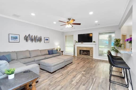 Hickory Trl King Bed w/ Pool | Near Jersey Village - Image 2