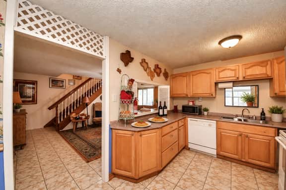 Texas-Themed 2BR Retreat | EV Charger | Sleeps 6