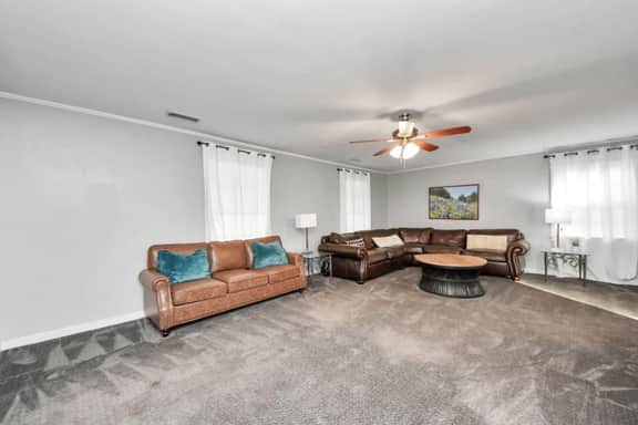 MO Event-friendly Home w/ Pool & Games in Spring - Image 5