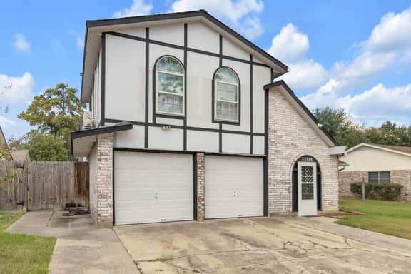 SB Spring Getaway w/ Pool • Near I-45 • Sleeps 10 - Image 4
