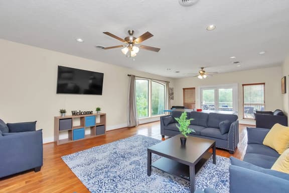 Luxe 6BR Lakehouse w/ Fishing | Near IAH