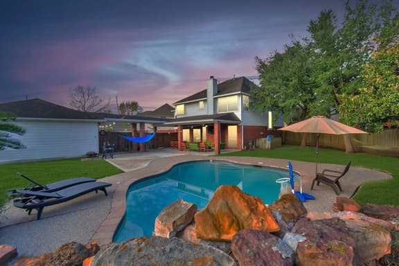 Hickory Trl King Bed w/ Pool | Near Jersey Village - Image 1