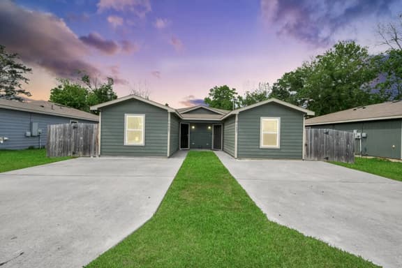 Houston Duplex Retreat | 6BR • Sleeps 16+